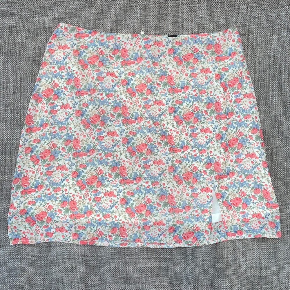 *NWOT* Windsor mini floral skirt with slit